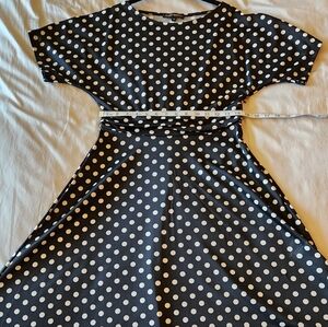 Womens Retro Dress. Size Medium. NWOT. Side-Zip. Mid-Length. Black& White Polka